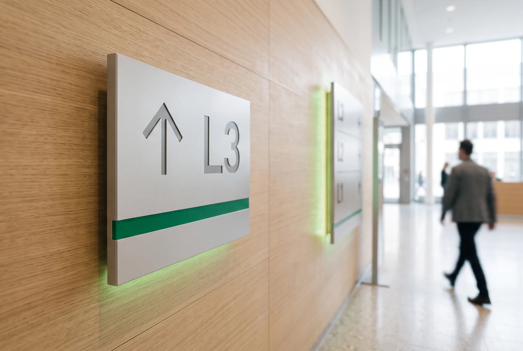 Hinterleuchtetes Wegweiserschild L3 an einer Holzwand
