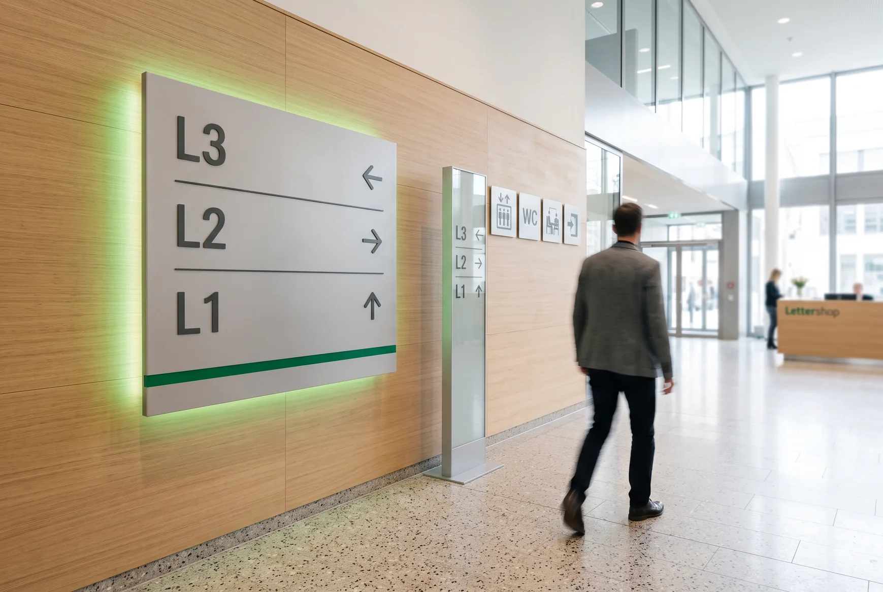 Leitsystem mit beleuchteten Stockwerkschildern im Foyer