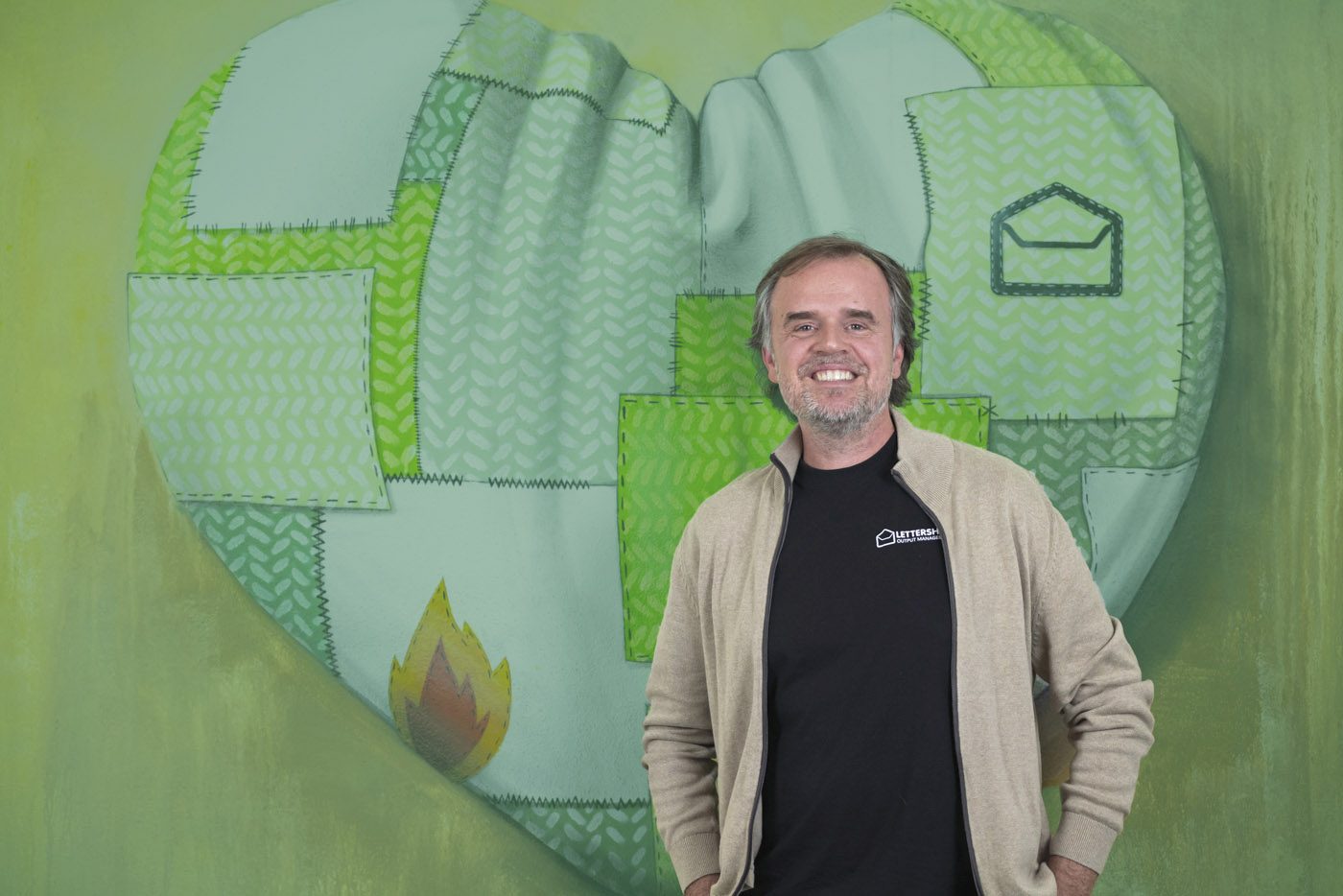 Mitarbeiter der Funke Lettershop AG vor dem Herz-Kunstwerk